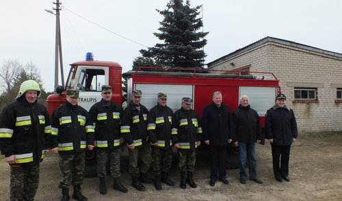 Pirmiesiems Anykščių rajono ugniagesiams savanoriams įteikti savanorio ugniagesio ženklai