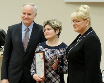 Tarp konkurso „Bendruomenė – Švyturys 2015 – kelias į sėkmę“ laureatų - ir N. Elmininkų...
