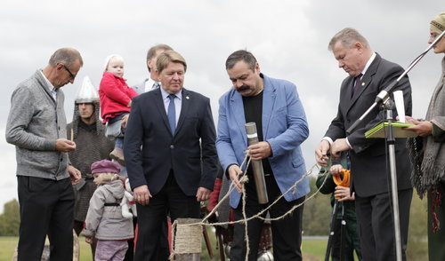 Į Šeimyniškėlių piliakalnio žemę įkasta Vorutos pilies statybų pradžios sija 