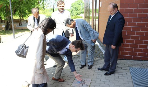 Plytelės japonų kalba atidengimas Kalbų alėjoje