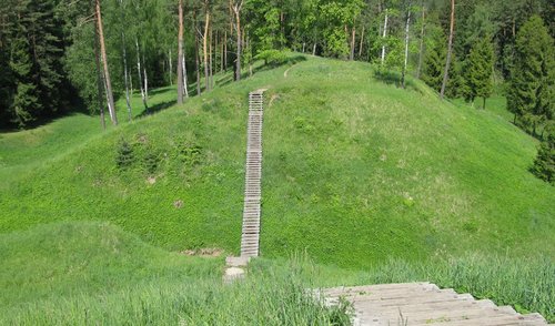 Šeimyniškėlių piliakalnį aplankė garbūs svečiai 
