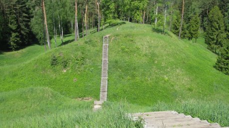 Šeimyniškėlių piliakalnį aplankė garbūs svečiai 