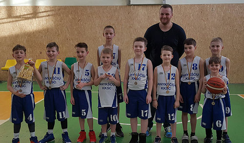 Jaunieji Anykščių krepšininkai iškovojo sidabro medalius