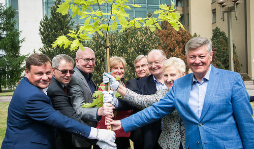 Seimo Pirmininkas Viktoras Pranckietis ir buvę Seimo Pirmininkai pasodino Lietuvos šimtmečio ąžuolą