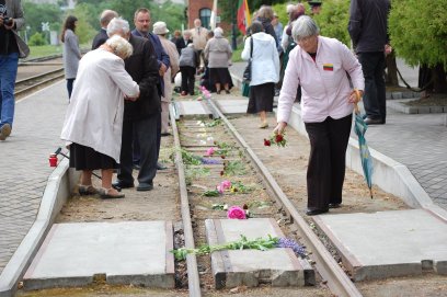 KVIEČIA DALYVAUTI 1948 M. GEGUŽĖS TRĖMIMO MINĖJIME