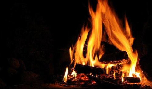 Prašo atsargiau elgtis su ugnimi 