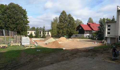 Šalia A. Vienuolio progimnazijos įrenginėjamas aikštynas