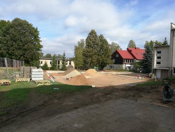 Šalia A. Vienuolio progimnazijos įrenginėjamas aikštynas