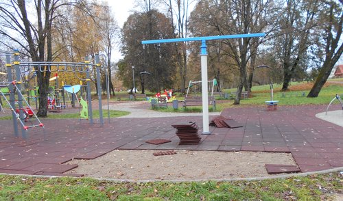 Suniokota vaikų žaidimų aikštelė