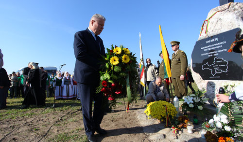 Atidengtas paminklas partizanų vadui Antanui Starkui-Montei