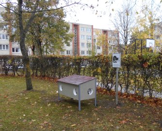 Bešeimininkėms katėms pastatyti nameliai