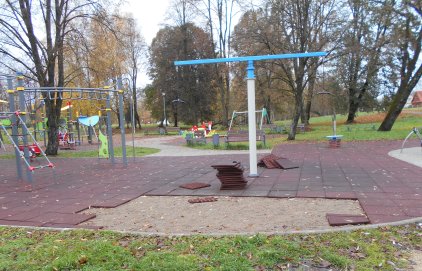 Suniokota vaikų žaidimų aikštelė