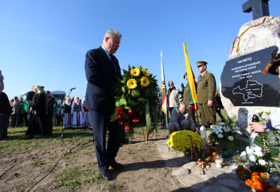 Atidengtas paminklas partizanų vadui Antanui Starkui-Montei