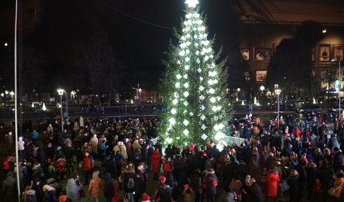 Ketvirtadienio vakarą įžiebta miesto eglė