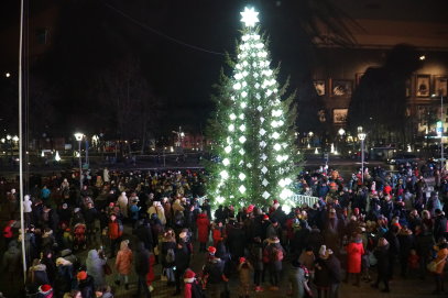 Ketvirtadienio vakarą įžiebta miesto eglė