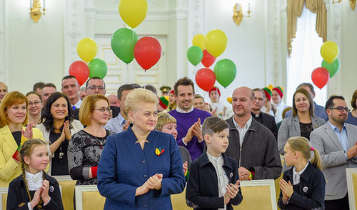Vėliava iš Prezidentės rankų – išradingiausiai šventusiems Vasario 16-ąją
