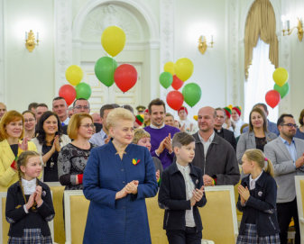 Vėliava iš Prezidentės rankų – išradingiausiai šventusiems Vasario 16-ąją