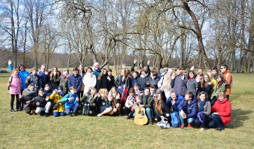 Anykščių moksleiviai šventė Žemės dieną 2019 ir gamino inkilus šikšnosparniams