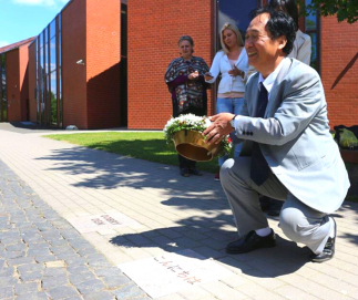 KALBŲ ALĖJOJE ANYKŠČIUOSE SVEIKINAMASI PASAULIO KALBOMIS 