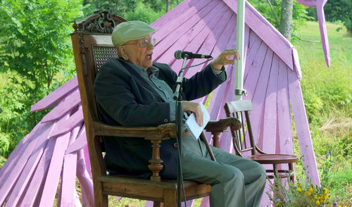 Strazdiškį karūnavęs poetas aplankė tėviškę