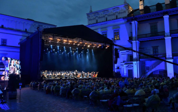 Lieka vis mažiau pandemijos valdymo ribojimų renginiuose ir kino teatruose