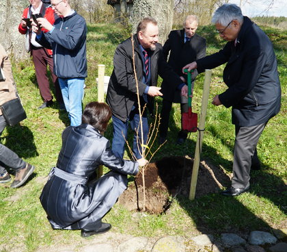 2022-04-29 Japonijos Nepaprastojo ir įgaliotojo ambasadoriaus OZAKI Tetsu vizitas ir sakurų parko...