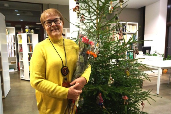 Anykštėnai gausiai susirinko į susitikimą su kalėdinių žaisliukų kūrėja