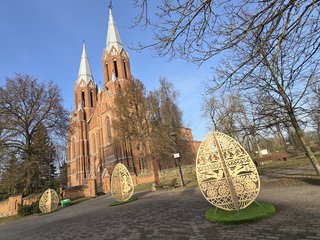 Vyskupo skverą papuošė menininkės Odetos Tumėnaitės-Bražėnienės karpinių motyvais sukurti margučiai