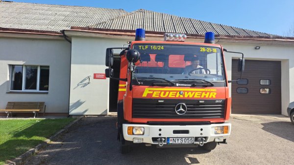 Troškūnų ugniagesių komandą pasiekė nauja autocisterna su gelbėjimo įranga