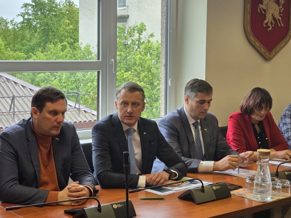 ENERGETIKOS MINISTRAS ŽYGIMANTAS VAIČIŪNAS LANKĖSI ANYKŠČIŲ RAJONE: APTARTI RAJONO ENERGETINIAI...