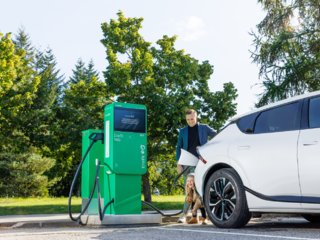 Anykščiuose įrengtos dar dvi elektromobilių įkrovimo stotelės