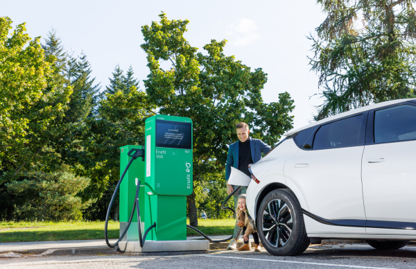 Anykščiuose įrengtos dar dvi elektromobilių įkrovimo stotelės