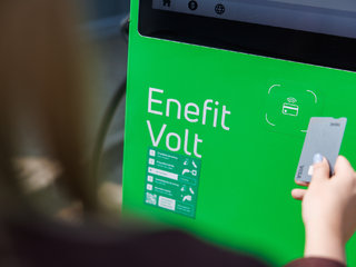 Elektromobilių vairuotojams Anykščiuose – galimybė „Enefit“ stotelėse atsiskaityti banko kortelėmis 