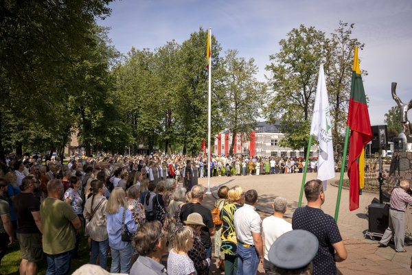 Anykščiai iškilmingai paminėjo Lietuvos Valstybės dieną