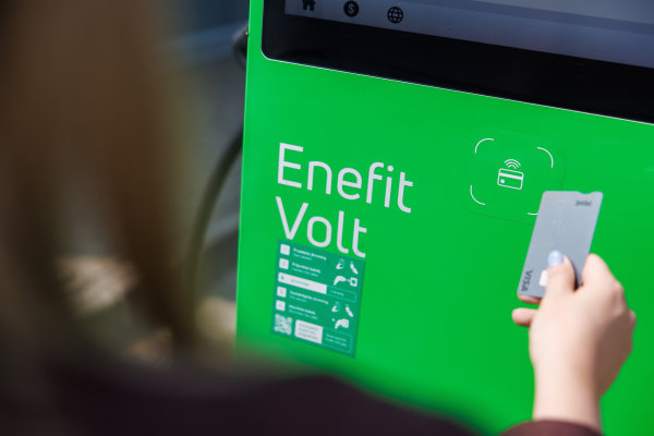 Elektromobilių vairuotojams Anykščiuose – galimybė „Enefit“ stotelėse atsiskaityti banko kortelėmis 