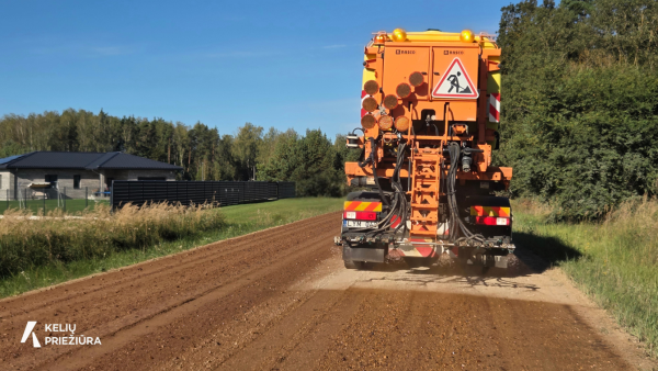 „Kelių priežiūra“ žvyrkeliuose išbando dulkėjimo mažinimo technologijas