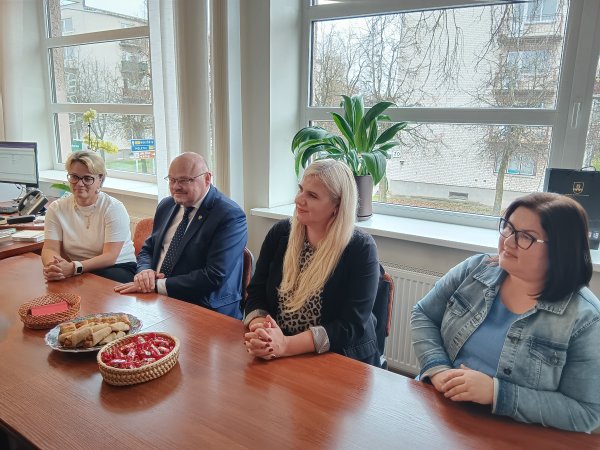 Pakruojo savivaldybės delegacija lankėsi Anykščiuose: domėjosi sėkmingai įgyvendinamu projektu