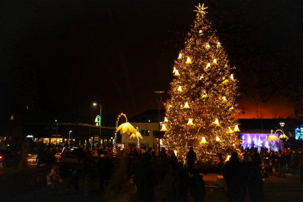 ŠIANDIEN ANYKŠČIUOSE ĮŽIEBTA KALĖDŲ EGLĖ: MIESTAS VIRTO ŽYDINČIA ŽIEMOS OAZE