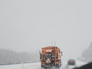 Kelininkai įspėja apie besitęsiančias žiemiškas sąlygas keliuose