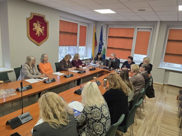 Stiprinamas bendradarbiavimas vaiko teisių apsaugos srityje: savivaldybės vadovai susitiko su...