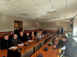 SKUBUS SUSITIKIMAS DĖL MOKYKLINIŲ AUTOBUSIUKŲ: SAVIVALDYBĖS IR ŠVIETIMO ĮSTAIGŲ VADOVAI...