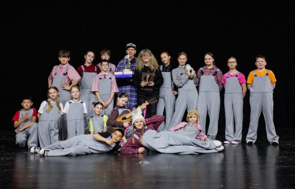 Troškūnų teatro studijos „Mes“ sėkmė festivalio „Šimtakojis“ regioniniame ture