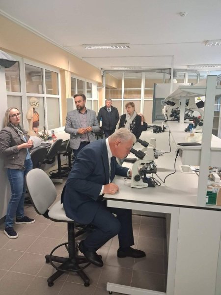 Savivaldybės vadovai lankėsi Jono Biliūno gimnazijos laboratorijoje