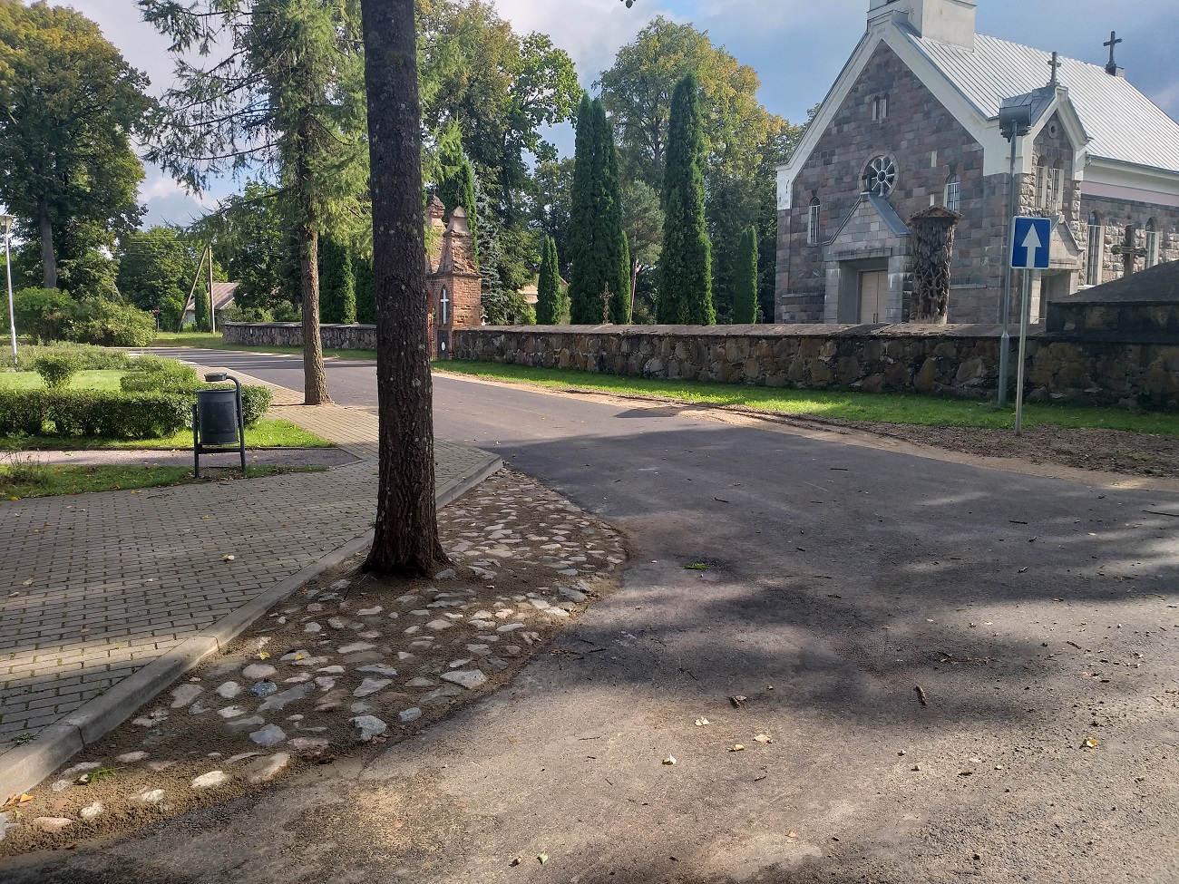 Andrioniškyje šalia bažnyčios esanti gatvė po remonto